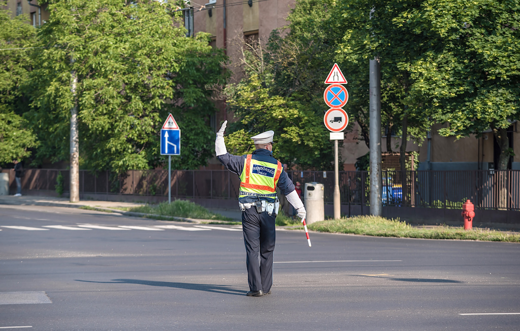 道路を警備・整理する警察官